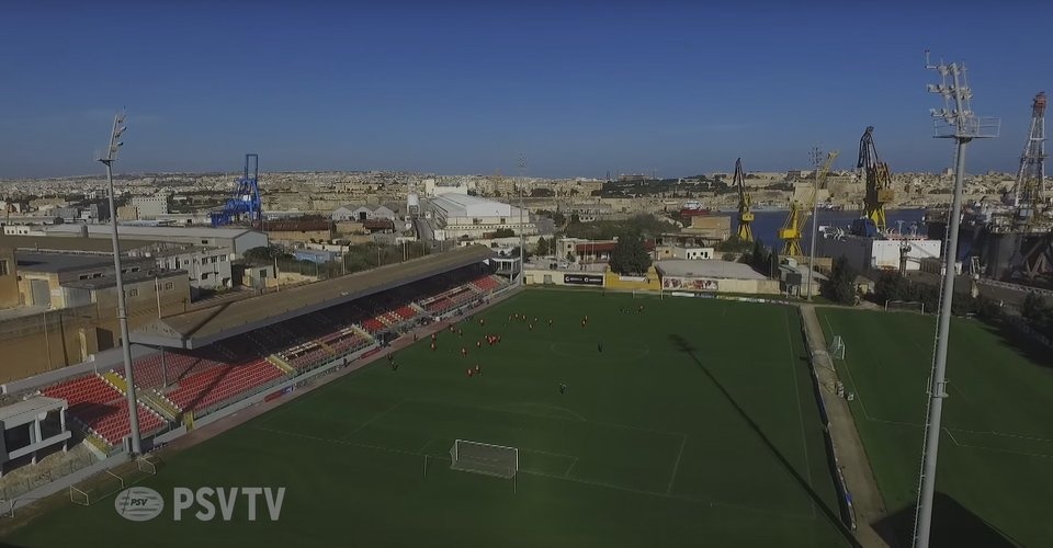 drone vliegt boven training psv eindhoven malta trainingskamp 2016