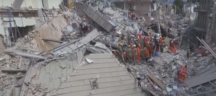 Dronevideo's tonen ravage van aardbevingen in Italië