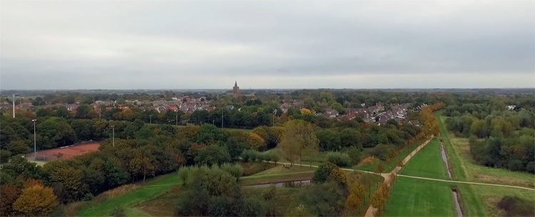 Oostkapelle vanuit de lucht gefilmd met drone