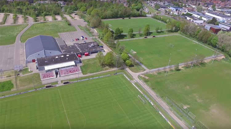 Sportcomplex van voetbalvereniging Schaesberg vastgelegd met drone
