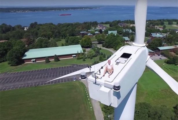 drone-spot-zonnende-man-bovenop-windmolen-quadcopter-viral