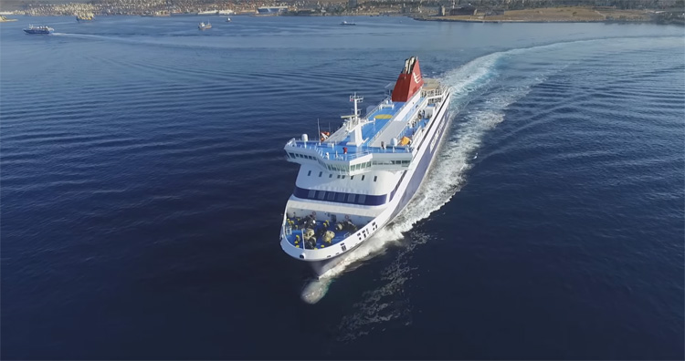 Uitvarend schip bij Griekenland gefilmd met DJI Phantom 3 Pro
